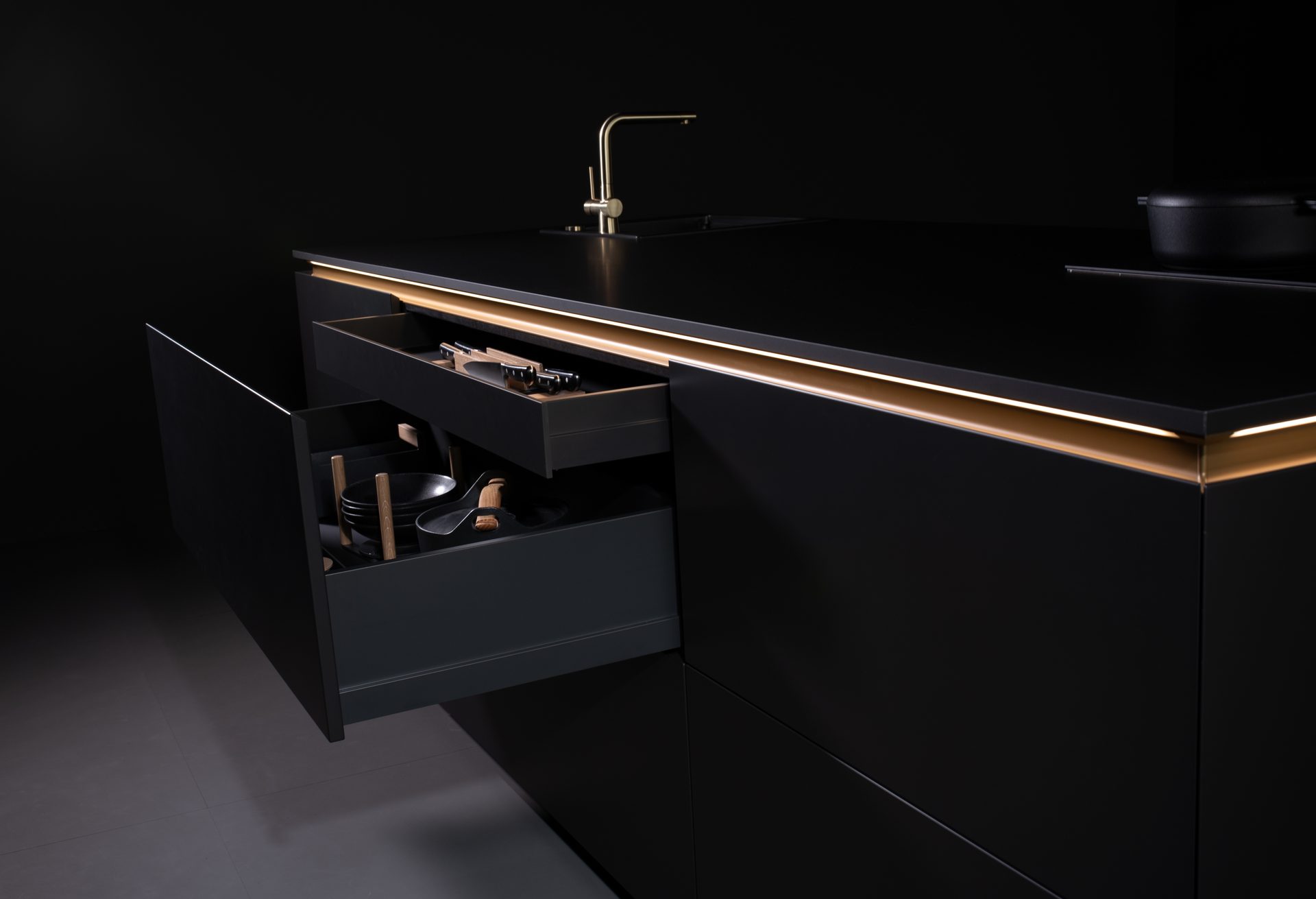 LEICHT Küche KL 86 Carbongrau – LEICHT Studio Leipzig