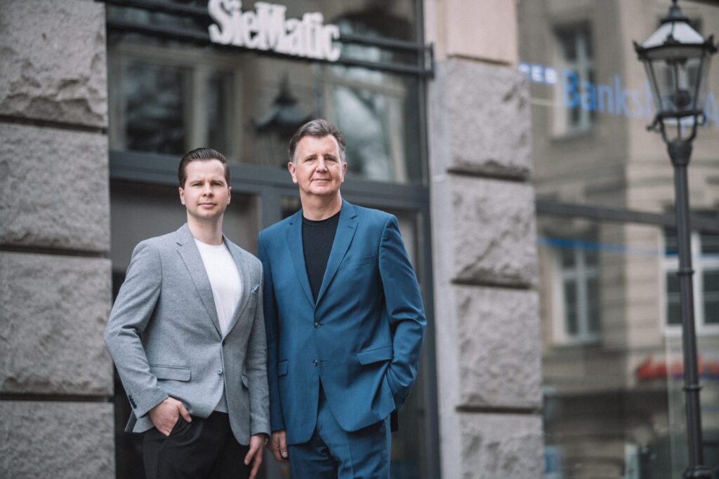 Mario und Maximilian Portius vor dem SieMatic Studio in Leipzig