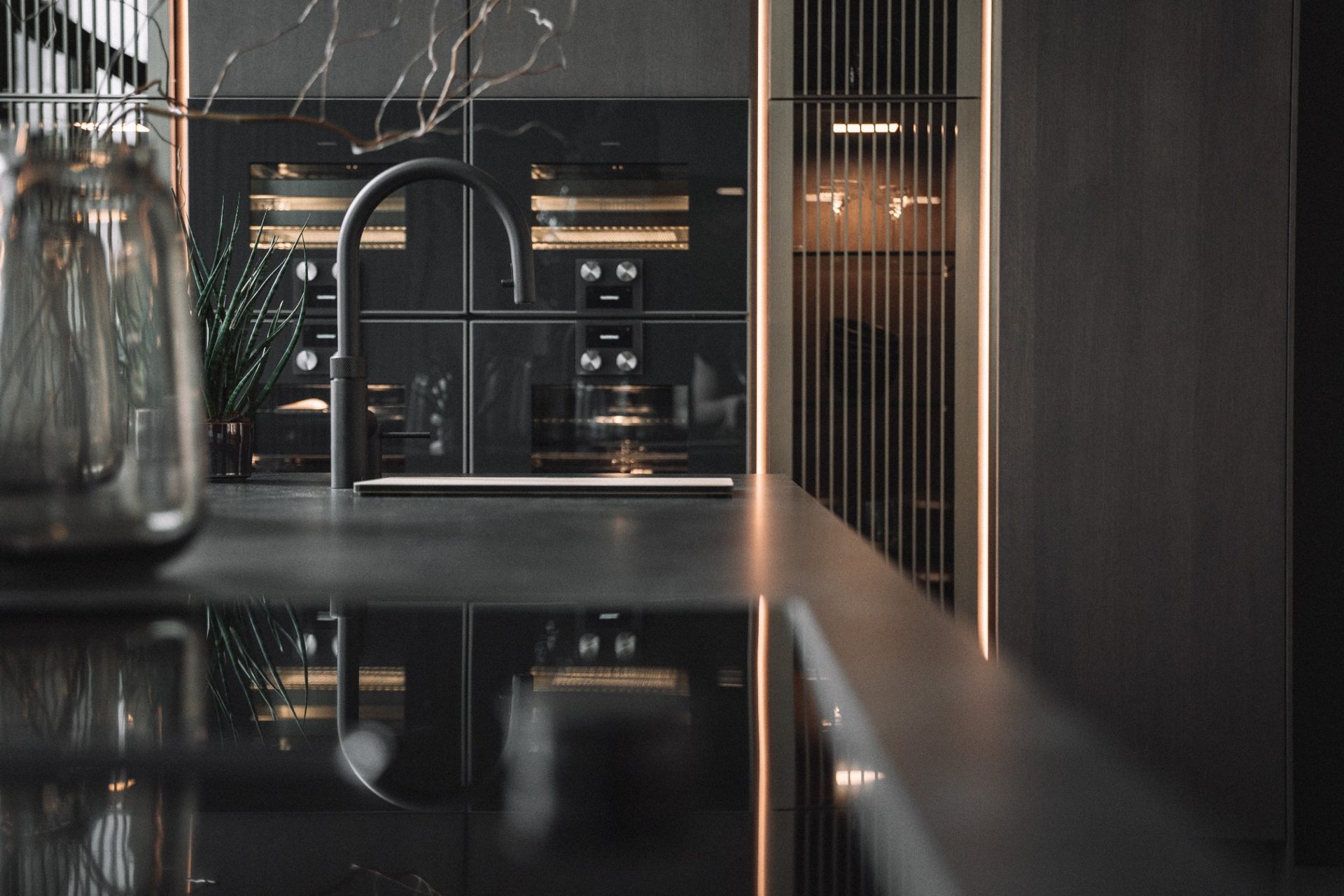 SieMatic Studio Leipzig – Kochinsel an der Fensterfront